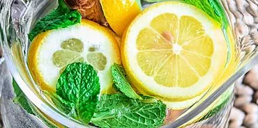 Air dengan lemon semasa perut kosong: faedah dan kemungkinan bahaya
