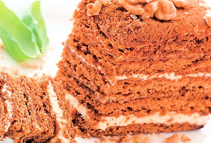 کیک عسلی با خامه ترش: بهترین دستور العمل ها