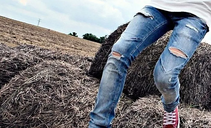 Bagaimana cara menjahit lubang di jeans dan memakai celana selama beberapa tahun lagi?