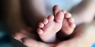 Miksi vauvalla on kylmät kädet ja jalat: tietoa äideille