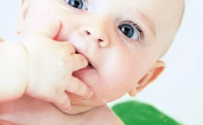 کمک به دندان درآوردن به نوزادان