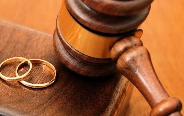 Bagaimana perceraian dilakukan melalui pengadilan?