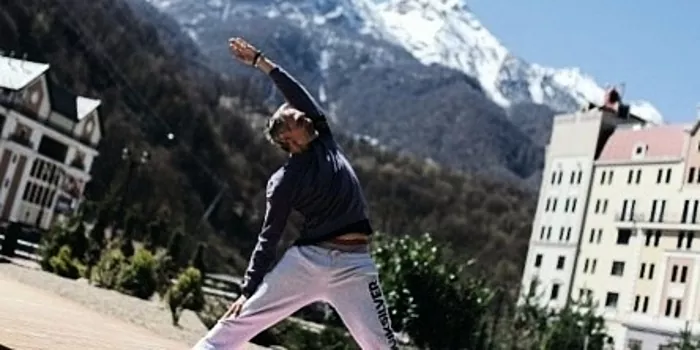 No solo chicas: 5 hombres famosos que practican yoga