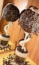 Kafijas pupiņu amatniecība: Bonsai koks un kafijas kritieni
