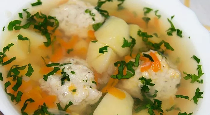 Sup kentang dengan bebola daging - petua untuk suri rumah yang baik