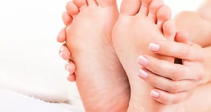 چرا پاهای من می توانند خیلی خشک شوند؟ دلایل و روش های ترمیم پا