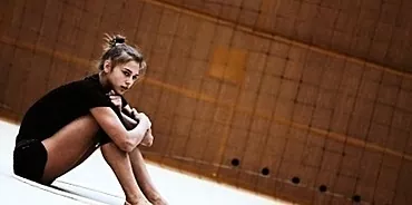 Flexibilidad incomparable. La gimnasta Soldatova mejora el estiramiento incluso en cuarentena