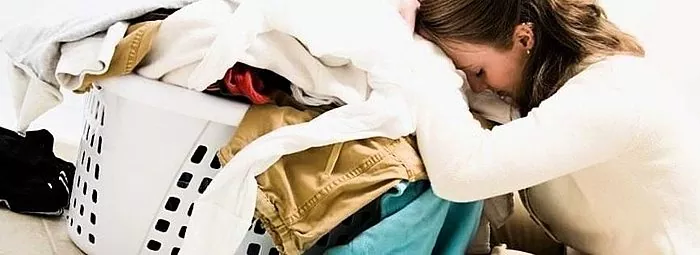 Používame rady skúsených žien v domácnosti: ako sa zbaviť zápachu potu na oblečení pred a po praní?