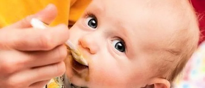 O primeiro alimento complementar para um bebê alimentado com mamadeira