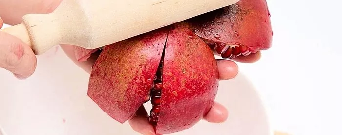Stygg granatäpplefrukt: hur skalar du den snabbt och utan problem?