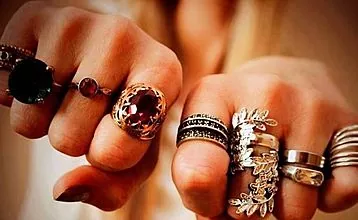 מה המשמעות של הטבעות שאדם חובש על אצבעות שונות?