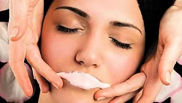 Resipi untuk membuat topeng untuk kecantikan bibir anda