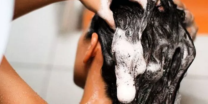 Hoe de gevoeligheid van de hoofdhuid verminderen met shampoo?