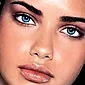 چشم های فیروزه ای: نحوه تأکید بر رنگ نادر با آرایش