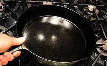 Betaalbare en effectieve methoden om een ​​gietijzeren pan thuis schoon te maken