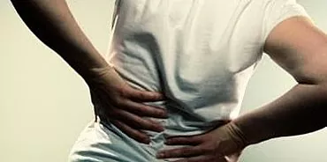 Douleur dans le côté droit du dos: une pathologie grave ou un trouble temporaire?