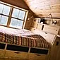 اتاق خواب زیر شیروانی: نحوه ساختن یک اتاق دنج از اتاق زیر شیروانی