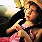 Een kind wiegen in een auto: wat te doen?