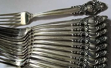 Produk cupronickel: kami membersihkan sudu dan garpu dengan cara yang terbukti