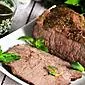 Bir parça halinde bir manşon içinde pişmiş sığır eti - lezzetli bir ev yapımı yemek nasıl hazırlanır?