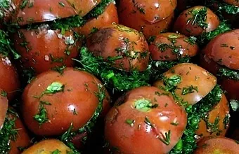 Suolatut tomaatit valkosipulilla