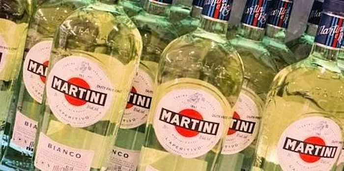 شراب ایتالیایی مارتینی ، چگونه و با چه چیزی آن را بنوشید