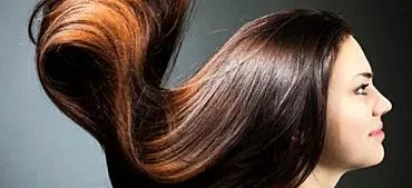 Skylling av hår med urter: et effektivt resultat for hårets skjønnhet
