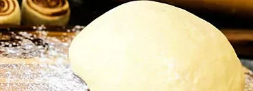 Pâte à levure sèche comme base pour tartes, pizzas, petits pains, tartes