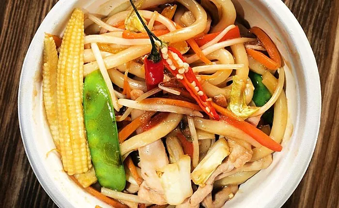غذای خوشمزه تایلندی - udon همراه با مرغ و سبزیجات