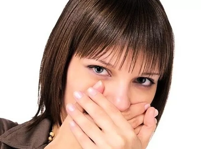 پلاک سیاه روی زبان و دندان ها: چه کاری باید انجام شود؟