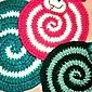 Maniques au crochet en fils multicolores