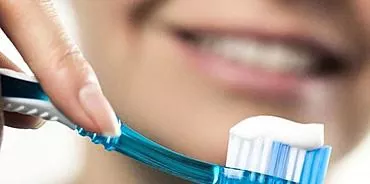 Hoe tandglazuur herstellen? Wat u thuis zelf kunt doen