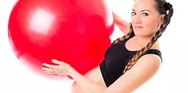Fitball raskaana oleville naisille auttaa valmistautumaan synnytykseen