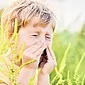 Hur behandlar man allergisk rinit hos vuxna och barn?