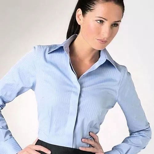 Chemise bleue pour femme - une partie à la mode de votre garde-robe