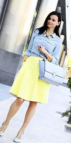 Chemise bleue pour femme - une partie à la mode de votre garde-robe