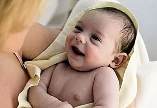 چرا فلس روی سر کودک ظاهر می شود؟ چگونه پوسته های زرد را از بین ببریم؟