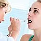 혀 칸디다증의 발병을 유발하는 요인과 치료 방법은 무엇입니까?