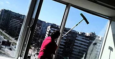 Wat is de beste manier om ramen streeploos schoon te maken?