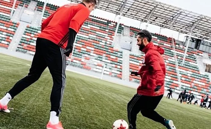 Allenarsi con un atleta: Mot e Tarasov giocano a calcio