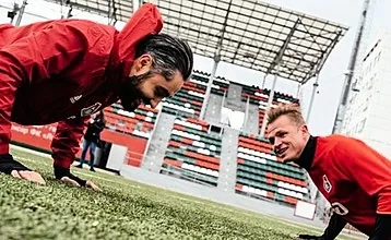 Berlatih dengan atlet: Mot dan Tarasov bermain bola sepak