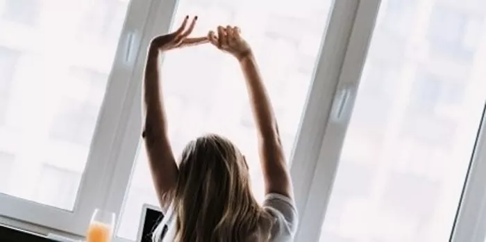 رفع اليدين: تمرين بسيط للحصول على شخصية جميلة يمكن أداؤها حتى أثناء الاستلقاء