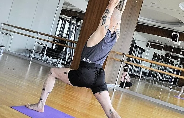 Triatleta Stretching: 6 asana essenziali per padroneggiare lo yoga