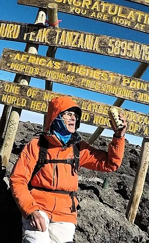 Az öregség öröm. Hogyan lehet meghódítani Kilimandzsárót 80 évesen?