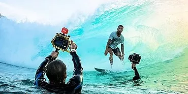 サーフィン：写真家アレクセイ・イェヘロフの前でバリの波