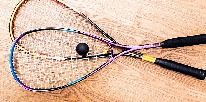 De uma só vez. Squash é um esporte que vai abrir o mundo para você