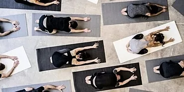 Niet-vrouwelijk zakendoen: waarom zouden mannen ook aandacht aan yoga moeten besteden?