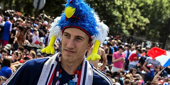 Ispirati al campionato: 5 look colorati dei tifosi della nazionale francese