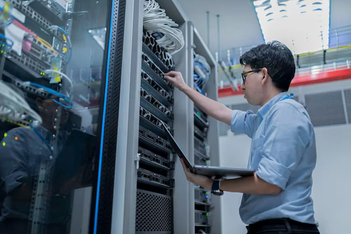 Kami melakukan instalasi fisik perangkat server dan storage dengan rapi, termasuk manajemen kabel yang baik untuk sirkulasi udara dan pendinginan yang optimal