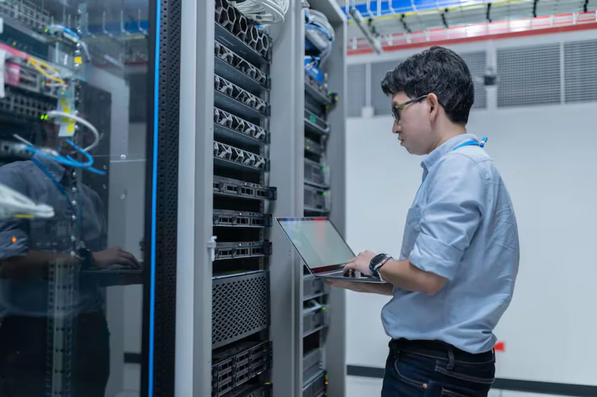 Kami akan membantu Anda menentukan paket Jasa Monitoring Server dan Maintenance Server yang sesuai dengan kebutuhan dan anggaran bisnis Anda.